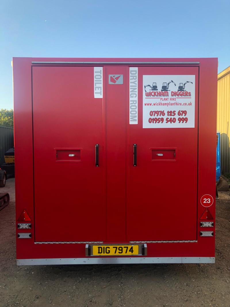 You’re not going to miss these! Love the new bright red cabins we've been building and delivering to <a href="/wickhamdiggers/">Wickham Diggers Plant Hire</a>. The latest batch now have their signboards on ready to go…🦏  #welfarecabins #mobilewelfare #sitewelfare #chooseyourcolour #marketleadersforareason #likeaboss