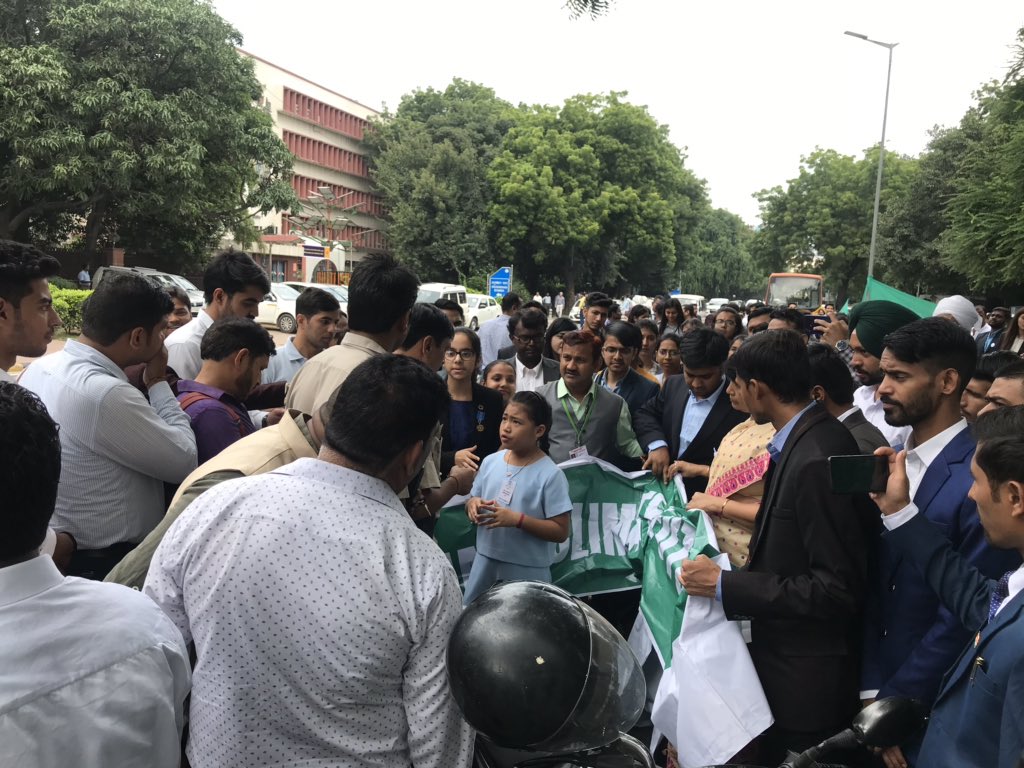LicypriyaK's tweet photo. Today’s #ClimateStrike in New Delhi 🇮🇳. I am demanding a climate law &amp; our leaders to wake up and The police said to a 7 years old girl, “You are breaking the law!”
They can stop me but they can’t stop my cause! @GretaThunberg
#ActNow #ClimateAction #ClimateEmergency https://t.co/SUEIHpiU7t