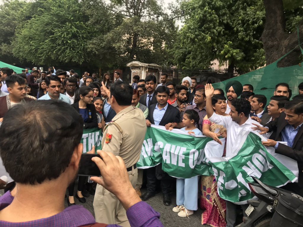 LicypriyaK's tweet photo. Today’s #ClimateStrike in New Delhi 🇮🇳. I am demanding a climate law &amp; our leaders to wake up and The police said to a 7 years old girl, “You are breaking the law!”
They can stop me but they can’t stop my cause! @GretaThunberg
#ActNow #ClimateAction #ClimateEmergency https://t.co/SUEIHpiU7t
