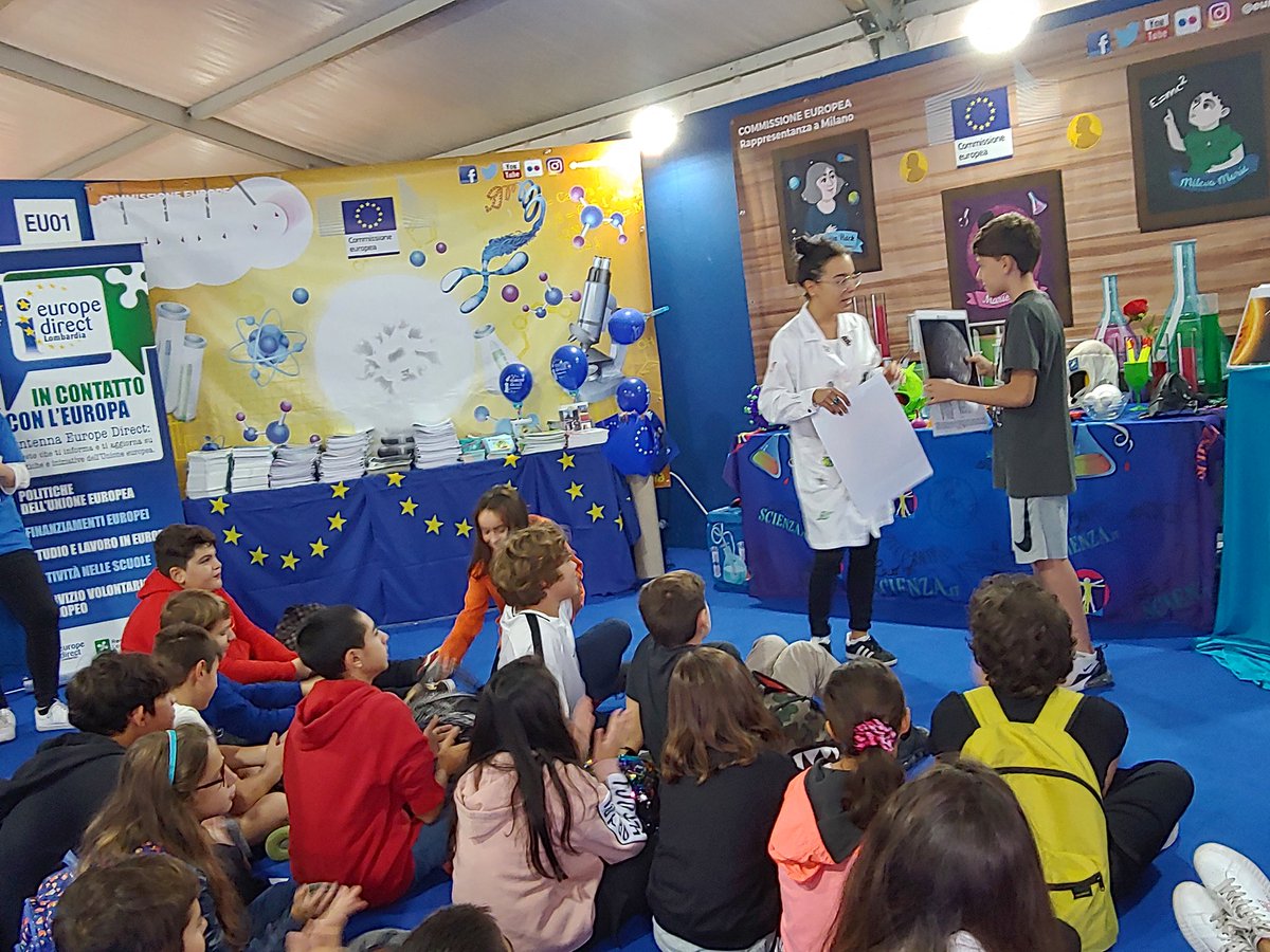 ED_Lombardia's tweet photo. All'#EUcorner di @europainitalia @meetme2night #Milano inauguriamo la #Notteeuropeadeiricercatori ๐๐ Alla scoperta del sistema solare e dei suoi pianeti con i primi piccoli visitatori! #MMt19 #EuropeanResearchersNight https://t.co/EF5SJFWARP
