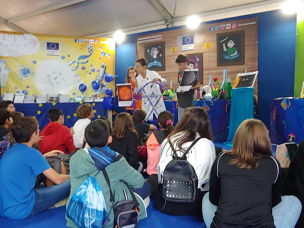 ED_Lombardia's tweet photo. All'#EUcorner di @europainitalia @meetme2night #Milano inauguriamo la #Notteeuropeadeiricercatori ๐๐ Alla scoperta del sistema solare e dei suoi pianeti con i primi piccoli visitatori! #MMt19 #EuropeanResearchersNight https://t.co/EF5SJFWARP