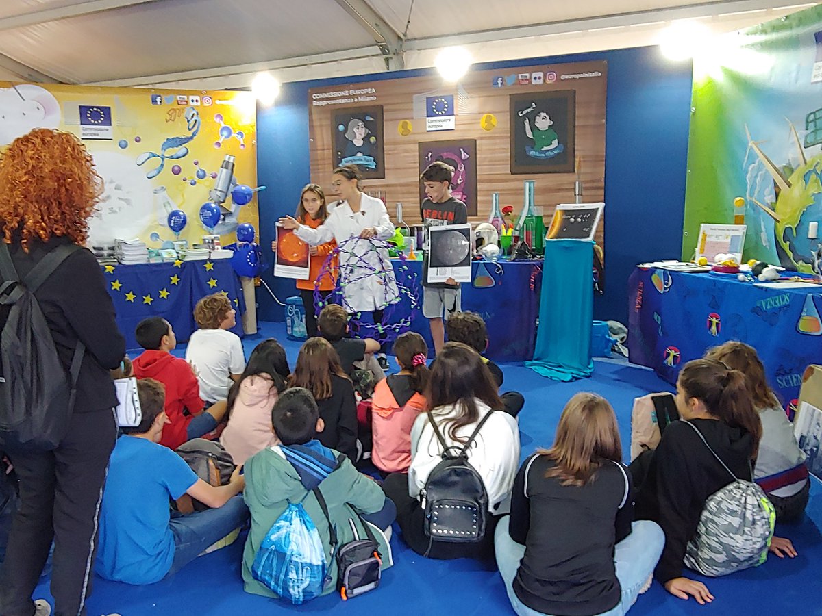 ED_Lombardia's tweet photo. All'#EUcorner di @europainitalia @meetme2night #Milano inauguriamo la #Notteeuropeadeiricercatori ๐๐ Alla scoperta del sistema solare e dei suoi pianeti con i primi piccoli visitatori! #MMt19 #EuropeanResearchersNight https://t.co/EF5SJFWARP