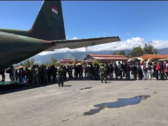 frakhasatu's tweet photo. Sediiiiihhh...😢
Ketika lihat mereka(non papua) yg sudah lama hidup berdampingan dengan kitong dan sudah tong anggap seperti saudara mulai berkemas dan menuju bandara untuk mengungsi...

(wamena 27.sep.2019) https://t.co/HX2Q8B8RS8