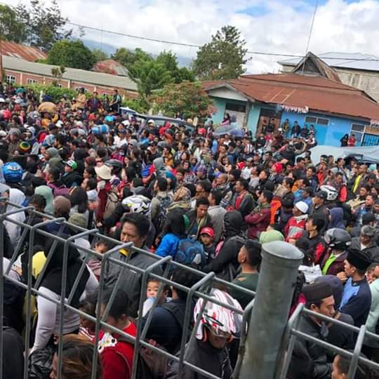 frakhasatu's tweet photo. Sediiiiihhh...😢
Ketika lihat mereka(non papua) yg sudah lama hidup berdampingan dengan kitong dan sudah tong anggap seperti saudara mulai berkemas dan menuju bandara untuk mengungsi...

(wamena 27.sep.2019) https://t.co/HX2Q8B8RS8