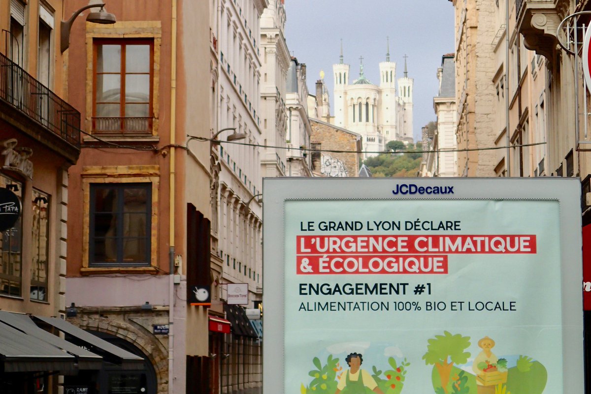 RAP_Bordeaux's tweet photo. La déclaration de l'urgence climatique, pour mettre fin à la publicité commerciale, à l'artificalisation des sols, rénover les bâtiments pour une meilleure isolation thermique, augmenter par 4 les espaces piéton, ...

Bravo à #ExtinctionRebelion Lyon pour ce beau détournement ! https://t.co/mNur3UHYEw