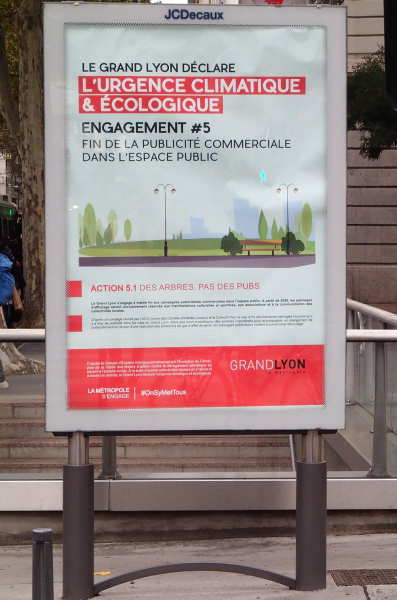 RAP_Bordeaux's tweet photo. La déclaration de l'urgence climatique, pour mettre fin à la publicité commerciale, à l'artificalisation des sols, rénover les bâtiments pour une meilleure isolation thermique, augmenter par 4 les espaces piéton, ...

Bravo à #ExtinctionRebelion Lyon pour ce beau détournement ! https://t.co/mNur3UHYEw