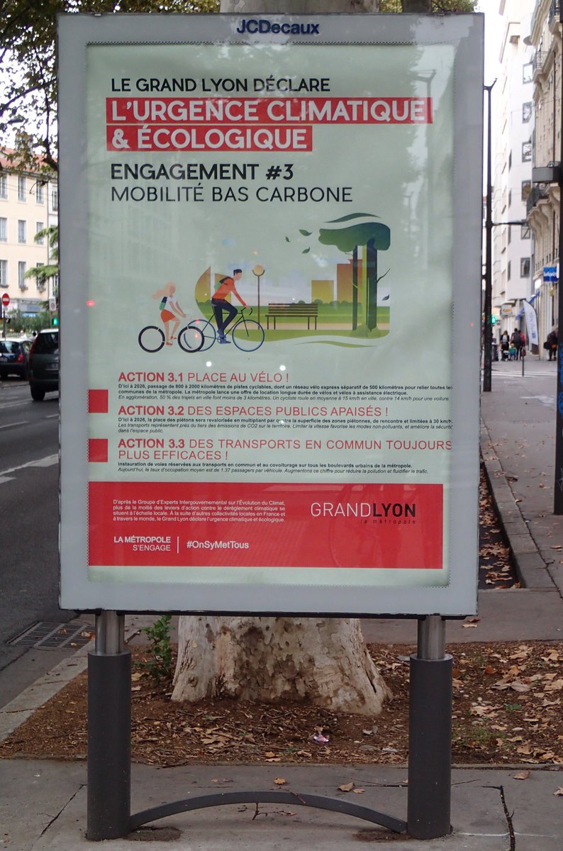 RAP_Bordeaux's tweet photo. La déclaration de l'urgence climatique, pour mettre fin à la publicité commerciale, à l'artificalisation des sols, rénover les bâtiments pour une meilleure isolation thermique, augmenter par 4 les espaces piéton, ...

Bravo à #ExtinctionRebelion Lyon pour ce beau détournement ! https://t.co/mNur3UHYEw