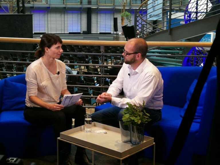 Viele Grüße aus Berlin von der #mFund Konferenz! Sebastian Land (@stiefelolm) spricht auf dem Blauen Sofa über das gemeinsam mit @BO_I_T entwickelte #OPA_TAD Projekt und die #Mobilität der Zukunft.