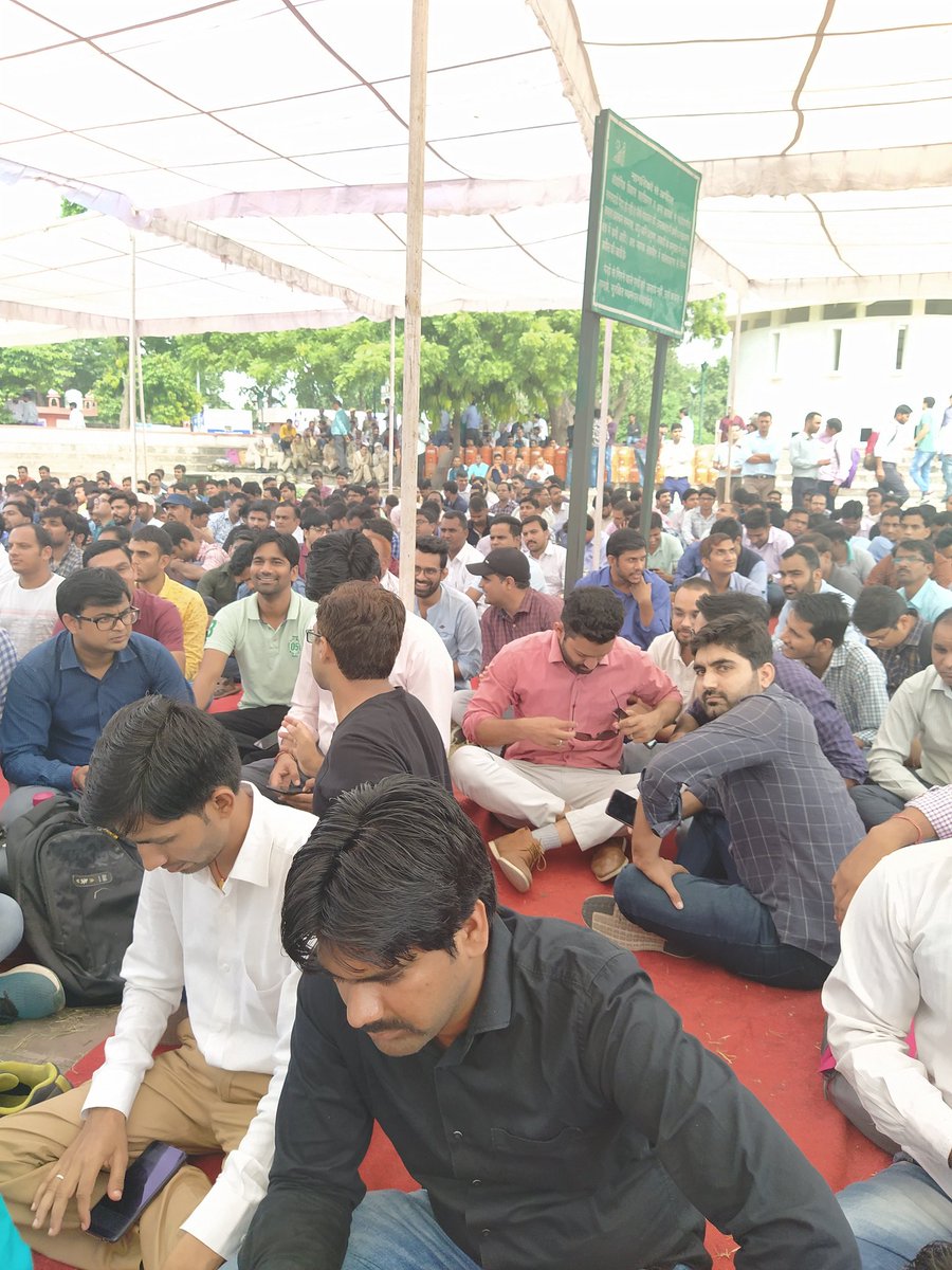 Kashiram7100's tweet photo. राजस्थान सरकार के सूचना सहायक व सहायक प्रोग्राम आज 27.9.19 को 1 दिन के धरने/प्रदर्शन पर जयपुर शहीद स्मारक पर बैठे।
#IAकीमांग3600 https://t.co/s4pQdEaZZZ