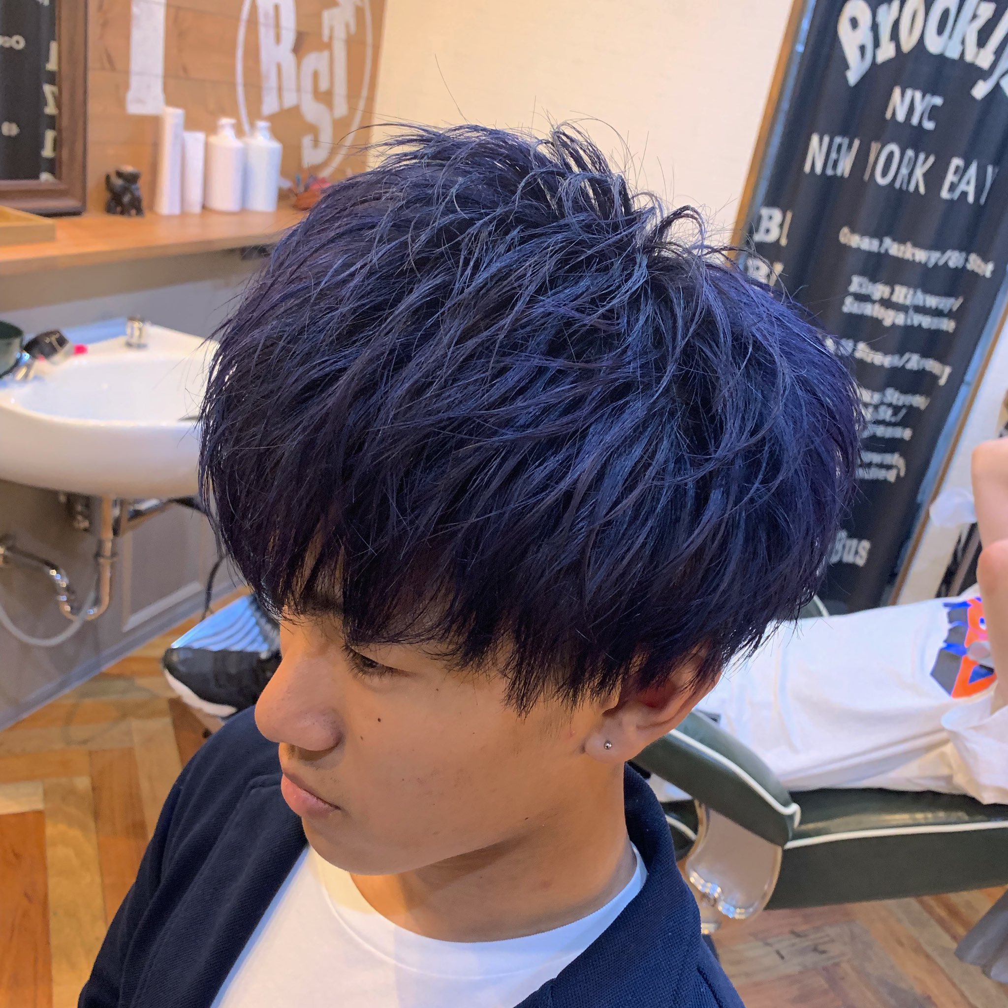 坂田風雅 Roost円町店 店長スタイリスト アイロンで毛先少し曲げました 深みのあるカラーに束感がバッチリ映えますね Roost ルースト 京都 美容 メンズスタイル メンズヘアスタイル ハイトーンカラー ツイストパーマ ツーブロック