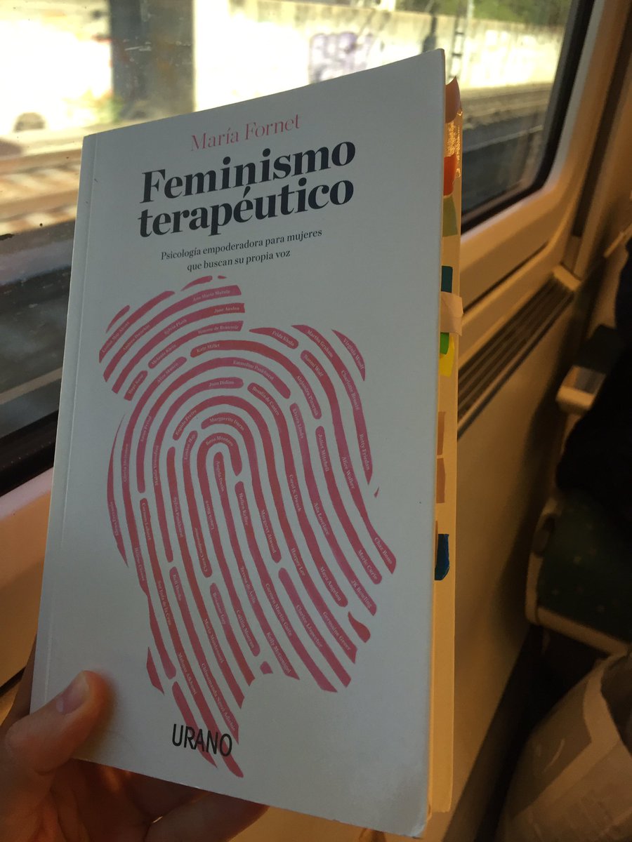 En un tren de Madrid-Jerez, a punto de terminármelo... y con más marcadores que la Constitución de Pablo Iglesias...Gracias infinitas por este libro <a href="/mariafornet1/">María Fornet</a>