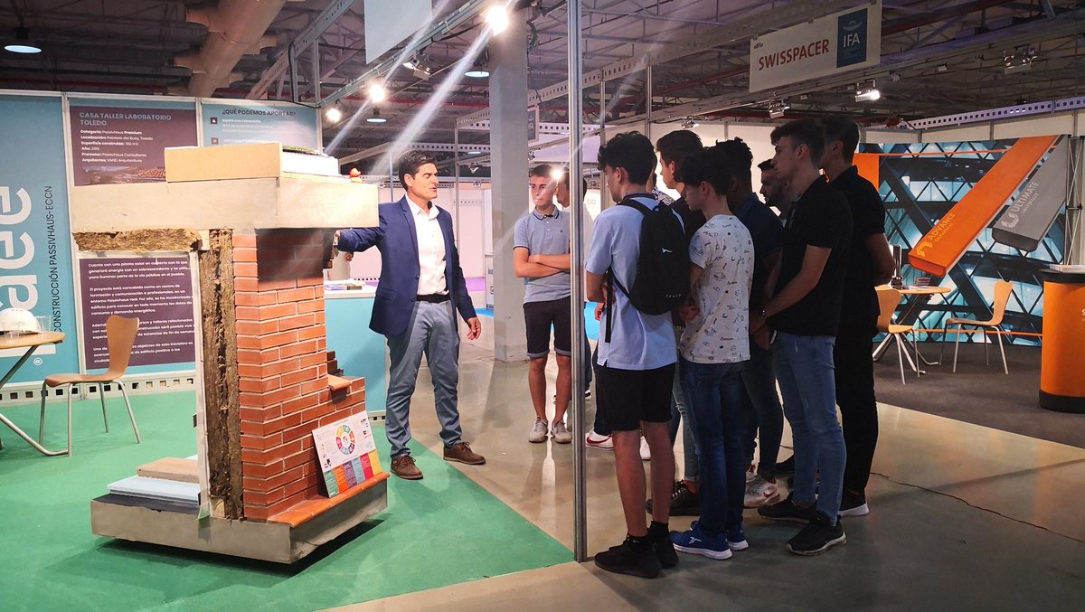 gruposima_es's tweet photo. Nuestro compañero Cándido de #Paee explica como es una rehabilitación EnerPhit de un caso real
#edifica2019 #passivhaus #enerphit #ECCN #IFA https://t.co/jGUh2GU2Z8