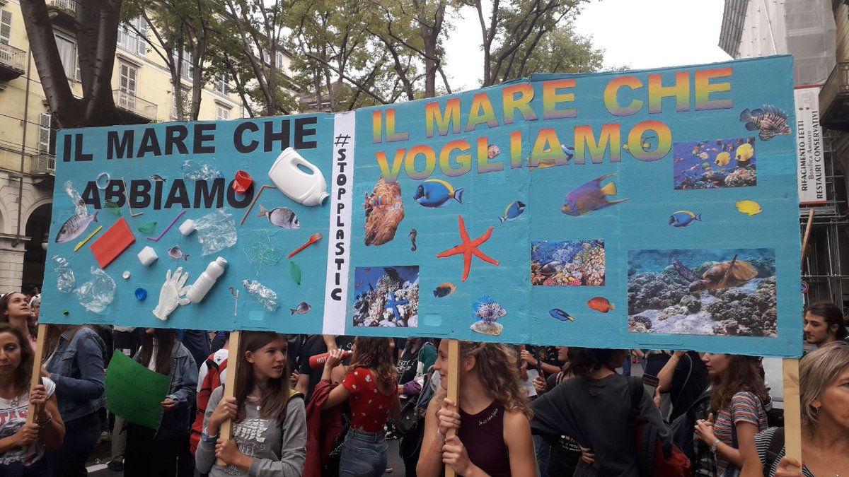 quotidianopiem's tweet photo. In tantissimi alla manifestazione di #FridayForFuture #fridaysforfuture 
#ClimateChange a #Torino https://t.co/AXhuCclsyV https://t.co/d1UeQuZDDx