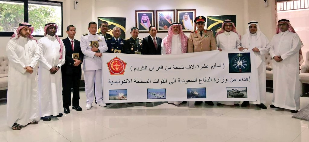 KSAembassyID's tweet photo. بحضور سعادةسفير #خادم_الحرمين_الشريفين عصام عابد الثقفي وفي إطار التعاون الثقافي المشترك بين وزارتي الدفاع في المملكةوإندونيسيا سلم الملحق العسكري في السفارةالعميدالركن/محمد التويجري اليوم إهداء عبارة عن10000نسخه من القرآن الكريم بالإندونيسية لعددمن مسئولي وزارةالدفاع الاندونيسية https://t.co/zoDiBgwHLC