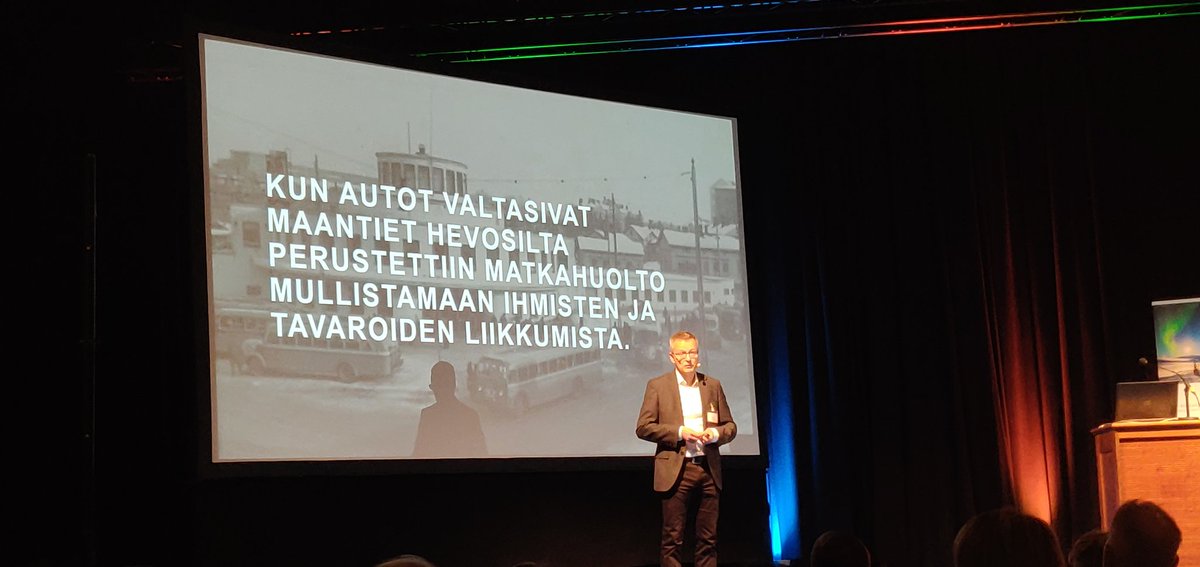 jariago's tweet photo. #Lapinmatkailuparlamentti #matkahuolto sujuvasanainen @JanneJakola kertomassa #asiakaskokemus #käyttäjäkokemus #alustatalous #ekosysteemi #saavutettavuus strategiareivausta palvelualustaksi. https://t.co/mFZJxKOrHW