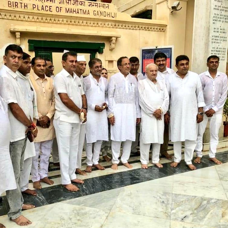 NavsarjnGujarat's tweet photo. રાષ્ટ્રપિતા મહાત્મા ગાંધીની 150મી જન્મજયંતિ નિમિતે ગુજરાત પ્રદેશ કોંગ્રેસ દ્વારા આયોજિત #ગાંધી_સંદેશ_યાત્રા નો શુભારંભ... આપણે સૌ ગાંધીજીના વિચાર સાથે જોડાઈને ગાંધીજીની સત્ય,અહિંસાની વિચારધારાને જન જન સુધી પહોંચાડીએ...

પ્રથમ દિવસ 27/09/2019
દાંડી થી સુરત
પોરબંદર થી ધોરાજી https://t.co/QnGuK7QNNV