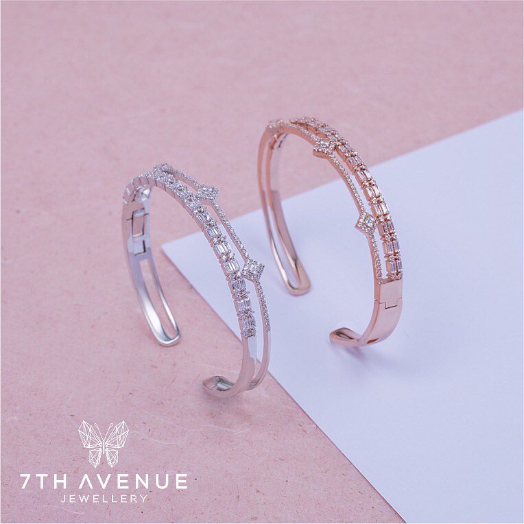 7thJewellery's tweet photo. Stack up on these rose gold and silver bracelets from 7th Avenue Jewellery 💕
Photographed and Styled by @jigarraval_photography @jigneshphotography .
#productshoot #rosegold #silver #rhodium #rosegoldjewellery #silverjewellery #traveljewellery #aashniandco #vogueindia https://t.co/8d2XHe6BMF