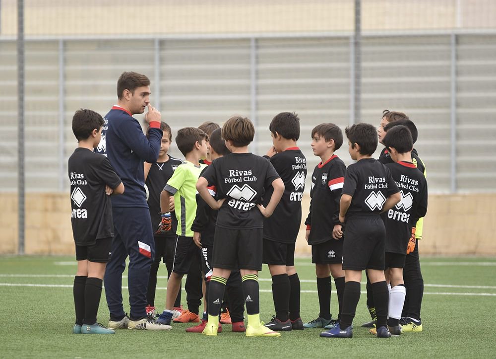 AytoRivas's tweet photo. 𝐃𝐄𝐏𝐎𝐑𝐓𝐄𝐒 👉 El Rivas FC presenta a todos los equipos que competirán durante esta temporada. Hoy viernes 27, de 17.00 a 22.30, en los campos de fútbol de Santa Ana https://t.co/DHslSPghaL