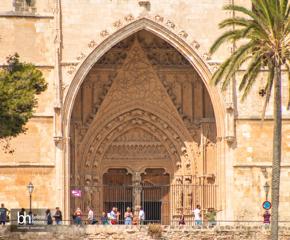 🇬🇧 Tourists visiting the Palma Cathedral.
🇪🇸 Turistas visitando la Catedral de Palma.

#BalearHouse #Inmobilien #hogar #Home #LuxuryHome #DreamHome #inmobiliaria #realEstateMallorca #MallorcaHouse #Majorca #InmobilienMallorca #InmobiliariaMallorca #MallorcaHome #Arquitectura