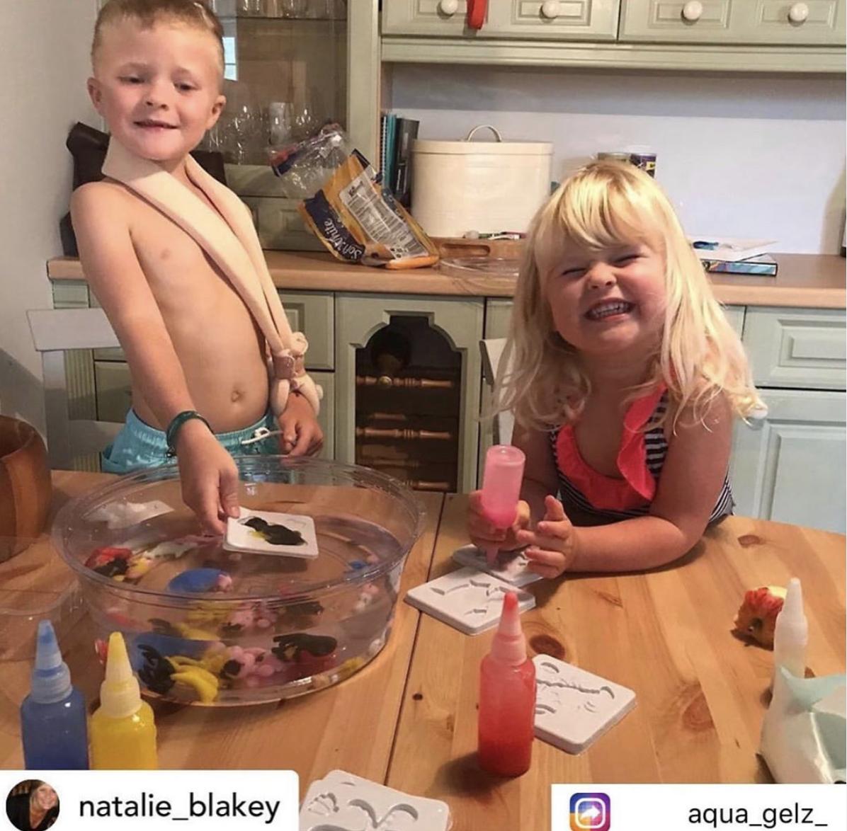 aquagelz's tweet photo. @natalie_blakey are having A AQUA-A-MAZING crafty fun day with our Aqua Gelz Deluxe Play Set

Transform like Magic
Distributed by @recreationtoys 
#aquagelz #kidwize #transformlikemagic #notocopycats #theoriginals #zoinksofficial #toyreview https://t.co/1piEbYhKxX