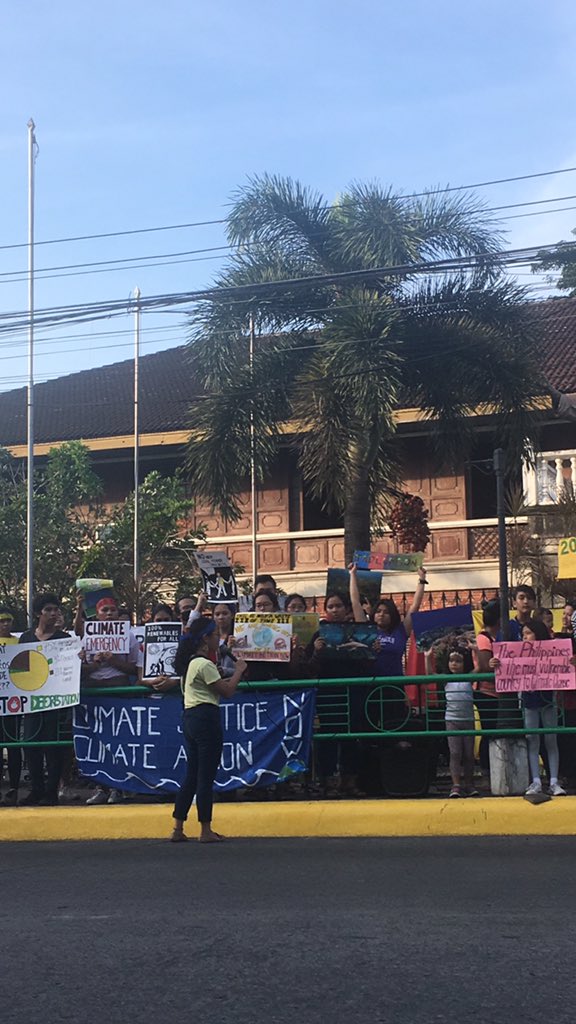 MovePH's tweet photo. @joeybldnd "Busina, busina, para sa klima!" protesters exclaim. 

The youth says it is willing to be at the forefront of the movement in making Negros Occidental, the renewable energy hub of PH ready to be the country's model for sustainability. || via @JPA_6100  

https://t.co/mj7RhxL4VU