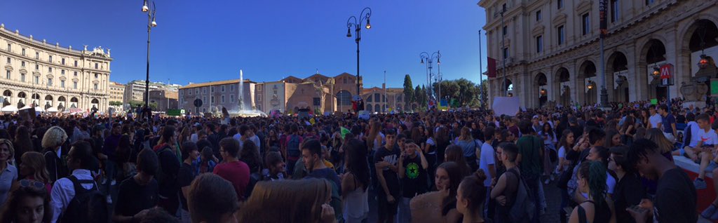 Piazza Repubblica a #Roma gremita per il terzo #climatestrike 💪🌍

#fridaysforfuture #scioperoglobale #clima