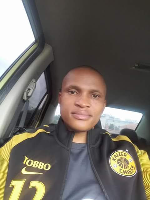 Tobisani1's tweet photo. Good morning log leaders @KaizerChiefs please win the game for us tomorrow again, it would be a great thing collecting another 3 points, I like the way we hurt our haters whenever we win, they even spread fake news and accuse me of being a linesman 😂😂  #BackTobrilliance✌🏼 https://t.co/VIimz488ka