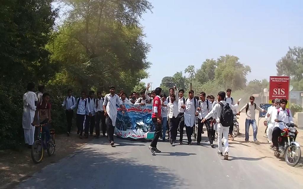 HadiqaaHussain's tweet photo. ٹیم سرعام منچن آباد کےجانبازوں اور سٹوڈنٹس نے مل کر یکجہتی کشمیر ریلی نکالی اور کشمیر کے حق میں نعرے لگائے 
کشمیر بنے گا پاکستان
پاکستان زندہ باد🇵🇰
@iqrarulhassan https://t.co/pC6xH0W0iE