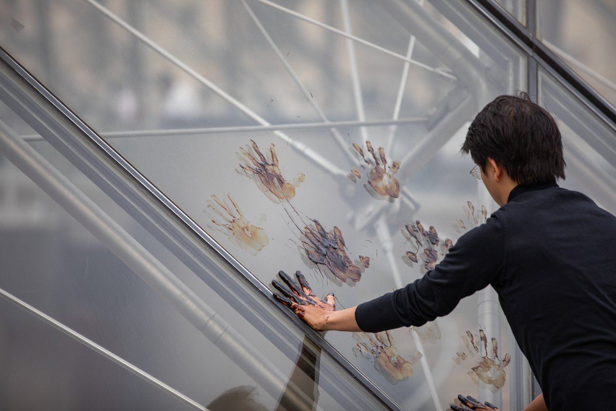 Liberons_Louvre's tweet photo. Pour la #ClimateStrike nous avons mené une action : le @MuseeLouvre a les mains sales en continuant de s'associer avec @Total ! Nos empreintes peuvent être nettoyées facilement, contrairement à l’empreinte de Total sur la planète et les êtres humains https://t.co/9jNC4WNrbG https://t.co/TtYGcVUupd