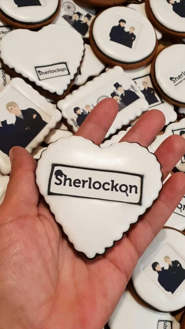 SherlockonPL's tweet photo. Pierniki johnlockowe - w weekend na konwencie! #SherlockonPolska #Sherlockon #sweets #johnlock #SherlockHolmes https://t.co/Uek7NeXDvJ