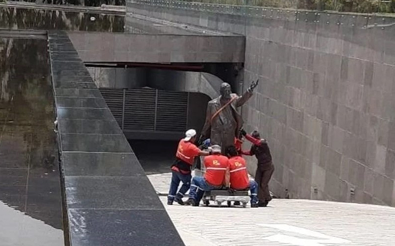 Data24comar's tweet photo. #Ecuador | LA ESTATUA DE KIRCHNER FUE RETIRADA DE LA UNASUR Y TERMINÓ EN UN DEPÓSITO.
"Es un monumento a la corrupción y en Ecuador no lo podemos permitir" explicó Byron Suquilanda, legislador ecuatoriano. 
Nota👉  https://t.co/W5l8rs9dqc https://t.co/vt7CyT5aP2