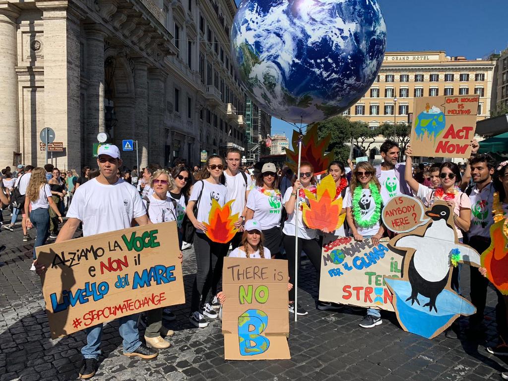 WWFitalia's tweet photo. Il #WWF c'è #FridaysForFuture siamo tantissimi ragazzi e ragazze da tutta Italia per chiedere ai governi stop #climatechange la #terra è l'unica che abbiamo @WWF_YOUng https://t.co/VMYd5EkREX