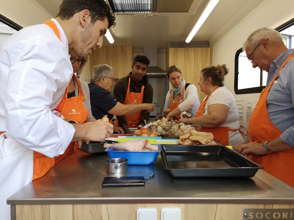 Banquealim44's tweet photo. Aujourd'hui le #camioncuisine @BanquesAlim est à #SaintNazaire avec le 2nd des cuisines de l'Hermitage de la Baule #barriere #solidarite #35ans #BA44 https://t.co/k4qqoQOYan