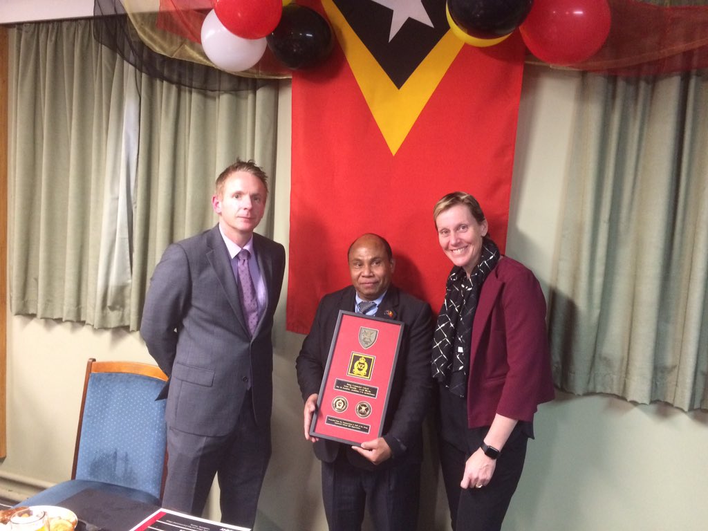 AmisoCosta's tweet photo. Very pleased to receive a symbolic but meaningful gift    from Commandant of NZ Army Command School - ‘Suai Lines’, Lt. Colonel George Duncan who also served in Suai #TimorLeste during the dark period of 1999-2000. NZ is part of our journey ‘n history. https://t.co/KBiCmEk9wl