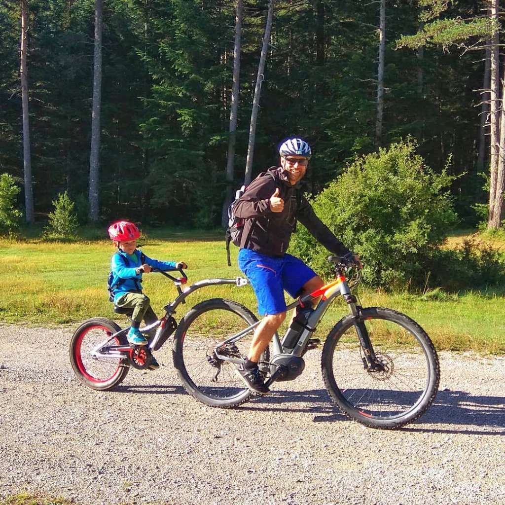 ¡Hoy es el #DíaMundialDelTurismo! 🌍 Por eso hoy compartimos esta foto durante una de las rutas de 📸 Ebike Pirineos, quienes son especialistas en #Ecoturismo. 🚲 Mola mucho, ¿verdad? 🙌 #WeeRideSpain #JuntosMolaMás
