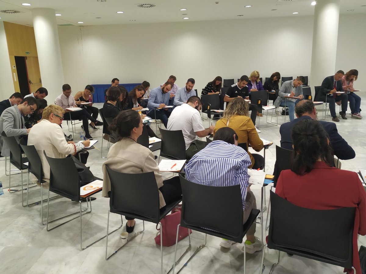 clubcalidadcom's tweet photo. Momento de trabajar en el esquema del #ElevatorPitchCreativo que ha preparado @mariamunozroca Los que se atrevan a hacer su presentación en la conferencia tendrán una infografía personalizada y María les dará un feedback personalizado #networkOVD https://t.co/ZgMGREhcD7