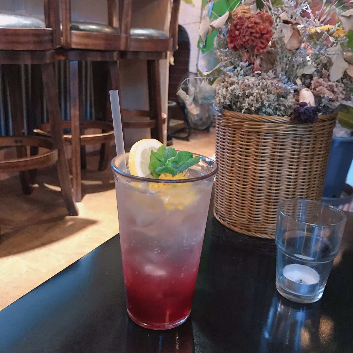 77yakko's tweet photo. 歩き過ぎて、足がつりそうになって、やっとお目当てのフラワーカフェに到着❣️
#VERSGARDEN #ハイビスカスレモネード https://t.co/OxgWaVUgUj