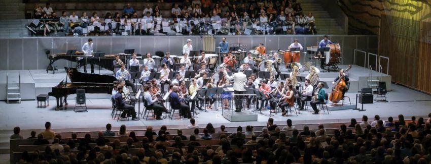 🇵🇹 A Sala Suggia da Casa da Música no Porto recebe a Banda Sinfónica Portuguesa no dia 7 de Outubro para celebrar o centenário de Leonard Bernstein:
👉 spend-in.com/art-culture/ba…
#SPENDIN #Culture