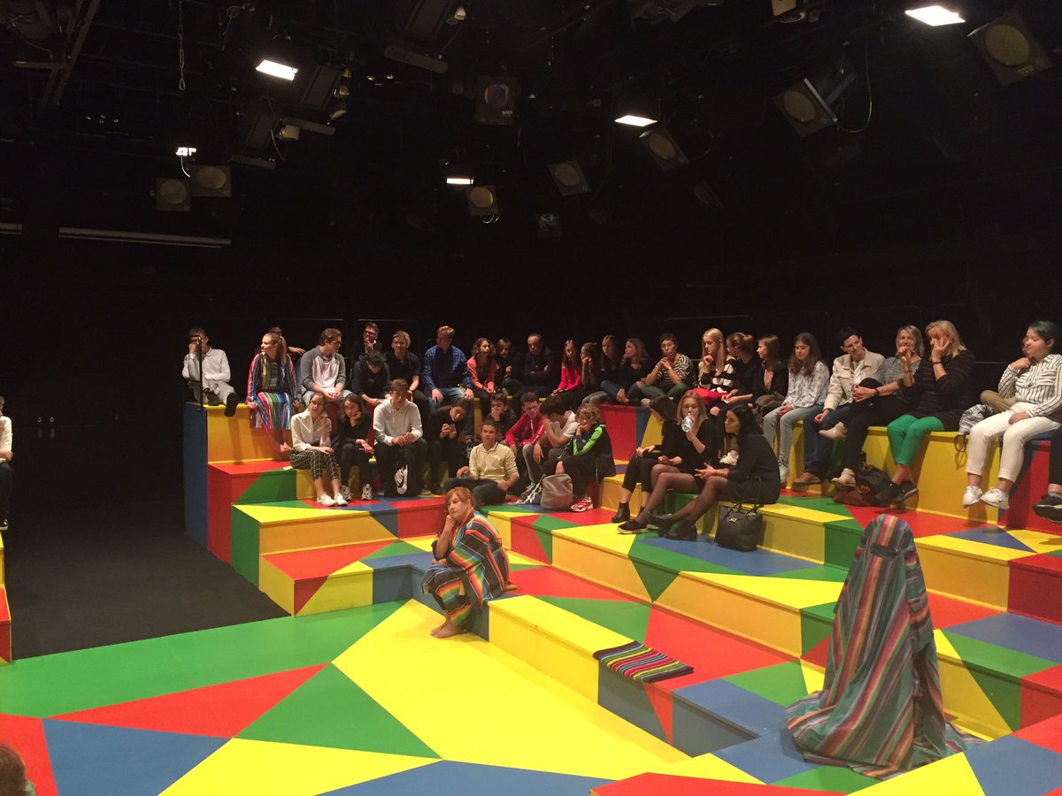 FiaKamila's tweet photo. Early morning in the @TeatrPowszechny , workshops with high school students and role of theatre in discussing stereotypes, inclusion and Polishness #researchinaction #atlasoftransition https://t.co/1bl9aJDrVd