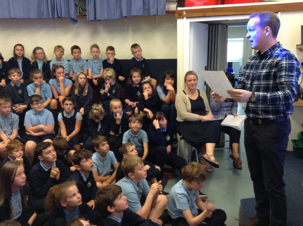 ysgolygarnedd's tweet photo. Diolch yn fawr i Dylan Griffiths @BBCRadioCymru am ddod draw i drafod ei waith fel sylwebydd chwaraeon. Pawb wedi llwyr fwynhau! - Mynd ati nawr i sylwebu ar y rygbi wythnos nesaf. #gol #sylwebwyrydyfodol #goooooooollllll https://t.co/KHUz4jmgH1