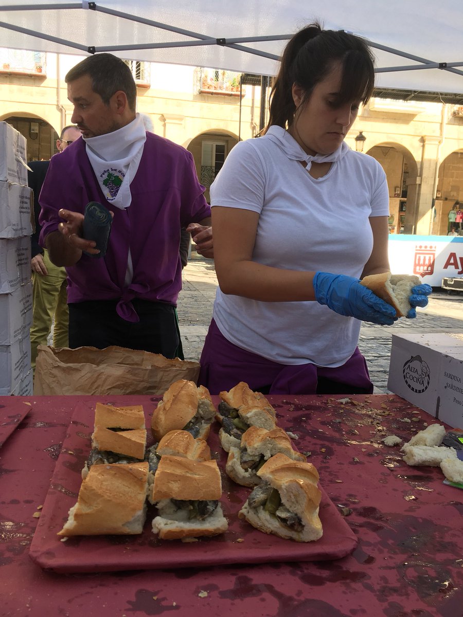 🙌🏻😋| ¡Último día de la ‘SemanaGastronómica’ de #SanMateo19!

Hoy, dos nuevas delicatessen:
🦆🍷 Confit de pato con vino de Rioja (Peña La Rioja).
🐟🌶 Sardina con guindilla (Federación de Peñas).
📍 Plaza del Mercado de #Logroño
