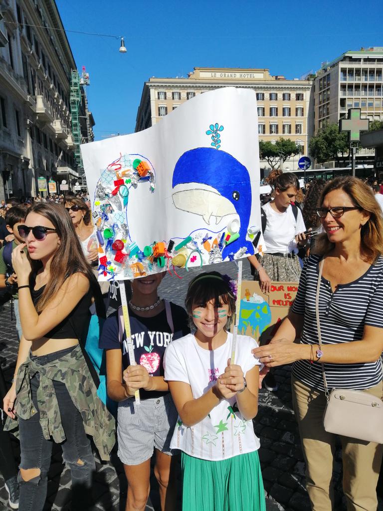 WWFitalia's tweet photo. In marcia per far sentire la nostra voce : cambiano noi, non il #clima!
#FrydaysForFuture #ClimateStrike https://t.co/eEVBLKkdFn