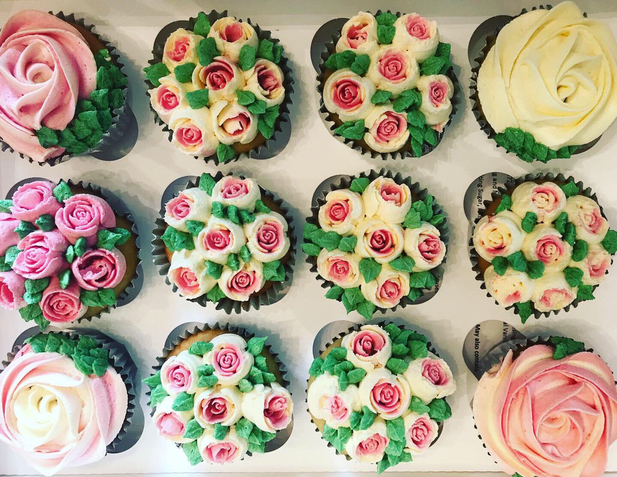 Showing our support today for the Macmillan coffee morning @clintons_cakes #macmillancoffeemorning #macmillancancersupport #cupcakes #flowercupcakes #roses #rosecupcakes #donations #cake #cakedecorating #buttercream #buttercreamroses #sweet #couturecakes #buckinghamshire #london