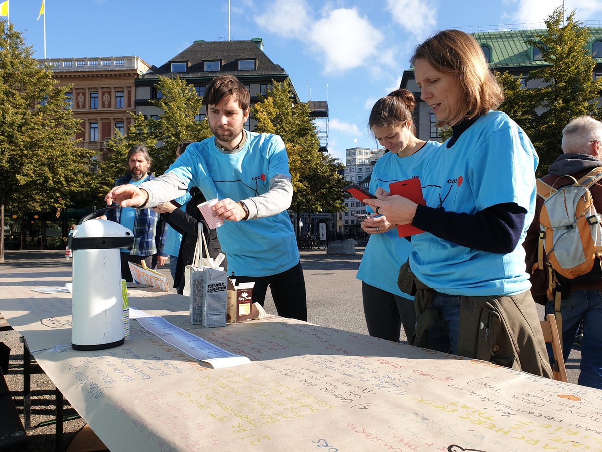 sci4fut_sweden's tweet photo. Banderoll och kaffe...vi är redo! Var är allmänheten? Den vetgiriga allmänheten? #frågaenklimatforskare #researchersdesk #forskare4framtiden #scientists4future https://t.co/w7HAPuk58F