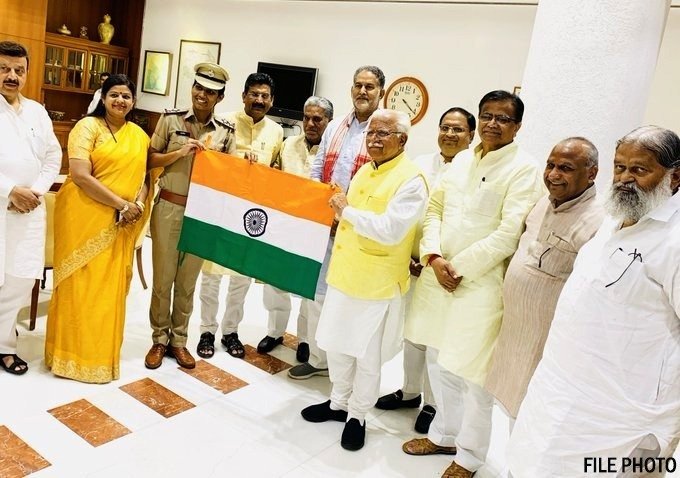 mlkhattar's tweet photo. हाथ में जिसके हो तिरंगा,
उसकी जीत में नहीं कोई शंका

बेटी @IamAnitaKundu को #माउंट_मनास्लु फतह करने पर बहुत-बहुत बधाई।अभियान पर जाने से पहले बिटिया को जब आशीर्वाद दिया था तो पूरा विश्वास था कि बिटिया जीतकर ही वापस आएगी और देशवासियों को गौरवान्वित होने का एक और अवसर प्रदान करेंगी। https://t.co/MmTHRjbjqo
