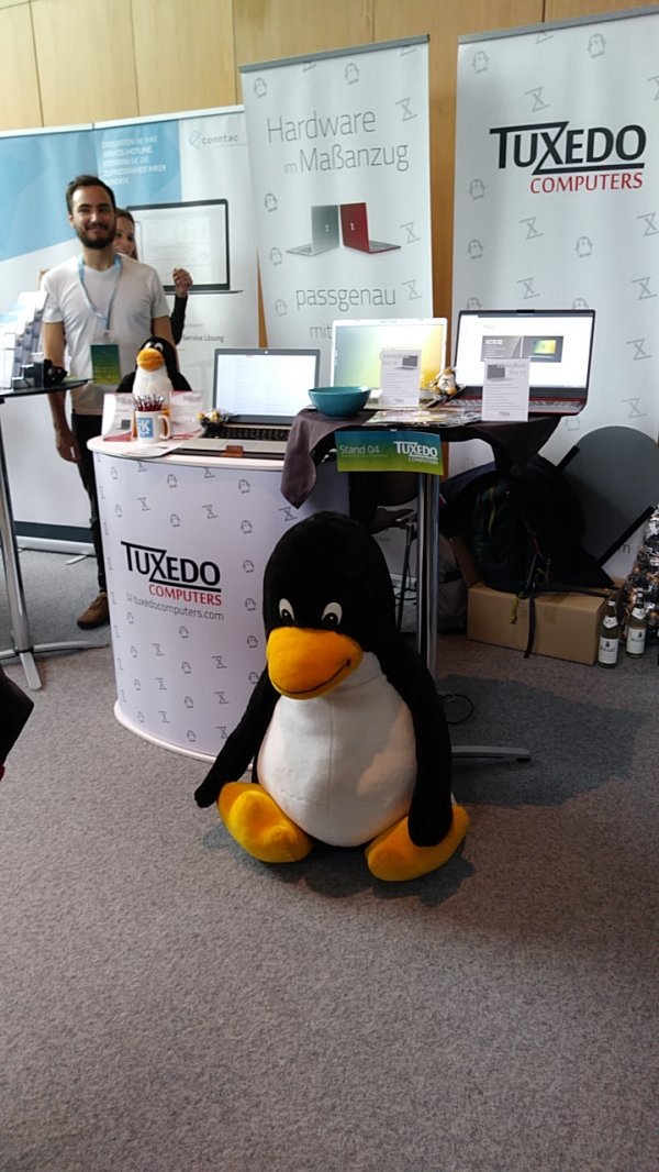TUXEDOComputers's tweet photo. Wir sind aufgebaut, wir sind bereits versorgt bis zum Mittag - ihr könnt uns die Bude einrennen! #hackerkiste19 https://t.co/k4Z4udeiUk