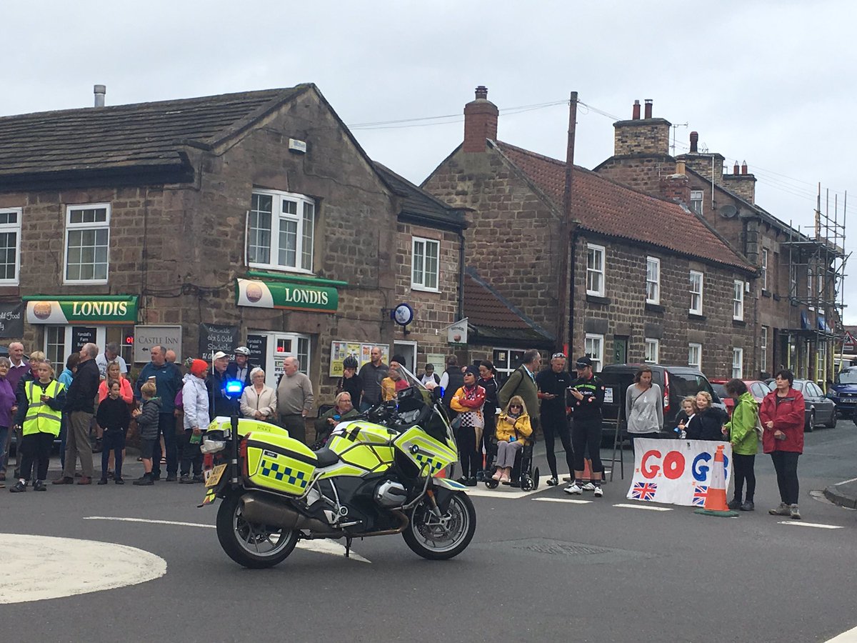 EmilyKerrITV's tweet image. The crowds are out in #Spofforth ready to cheer on the riders in @Yorkshire2019 Nice to see lots of doggy supporters too! @itvcalendar