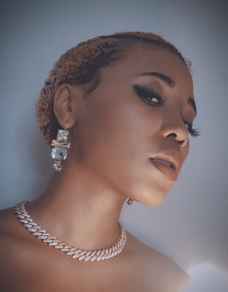 sammieheavens's tweet photo. Apparently I look like Beyoncé 💅🏽 https://t.co/jXFnPcu5xT