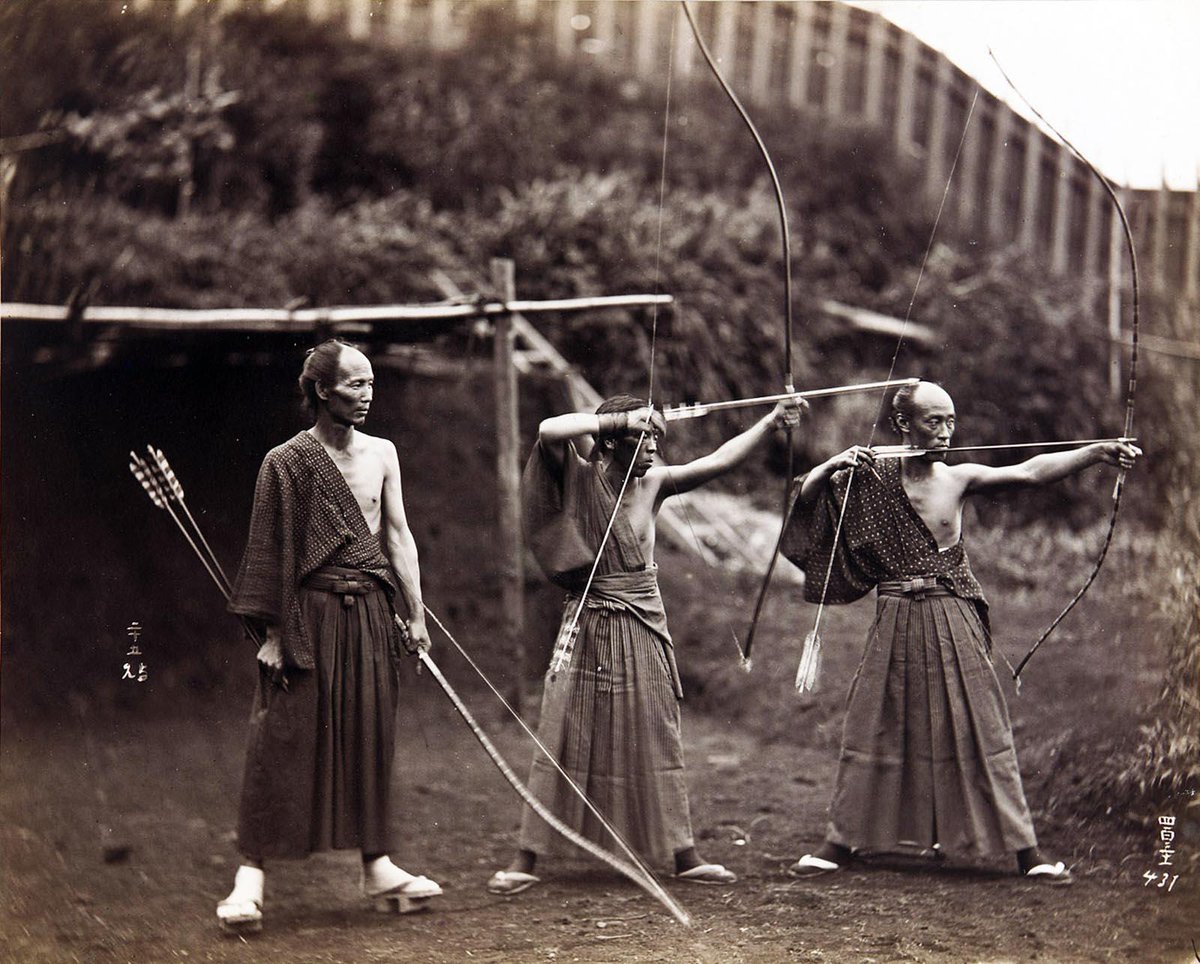 Tres arqueros japoneses practican el tiro con el arco. Fotografía tomada en la década de 1860, durante los últimos años de la era Tokugawa.