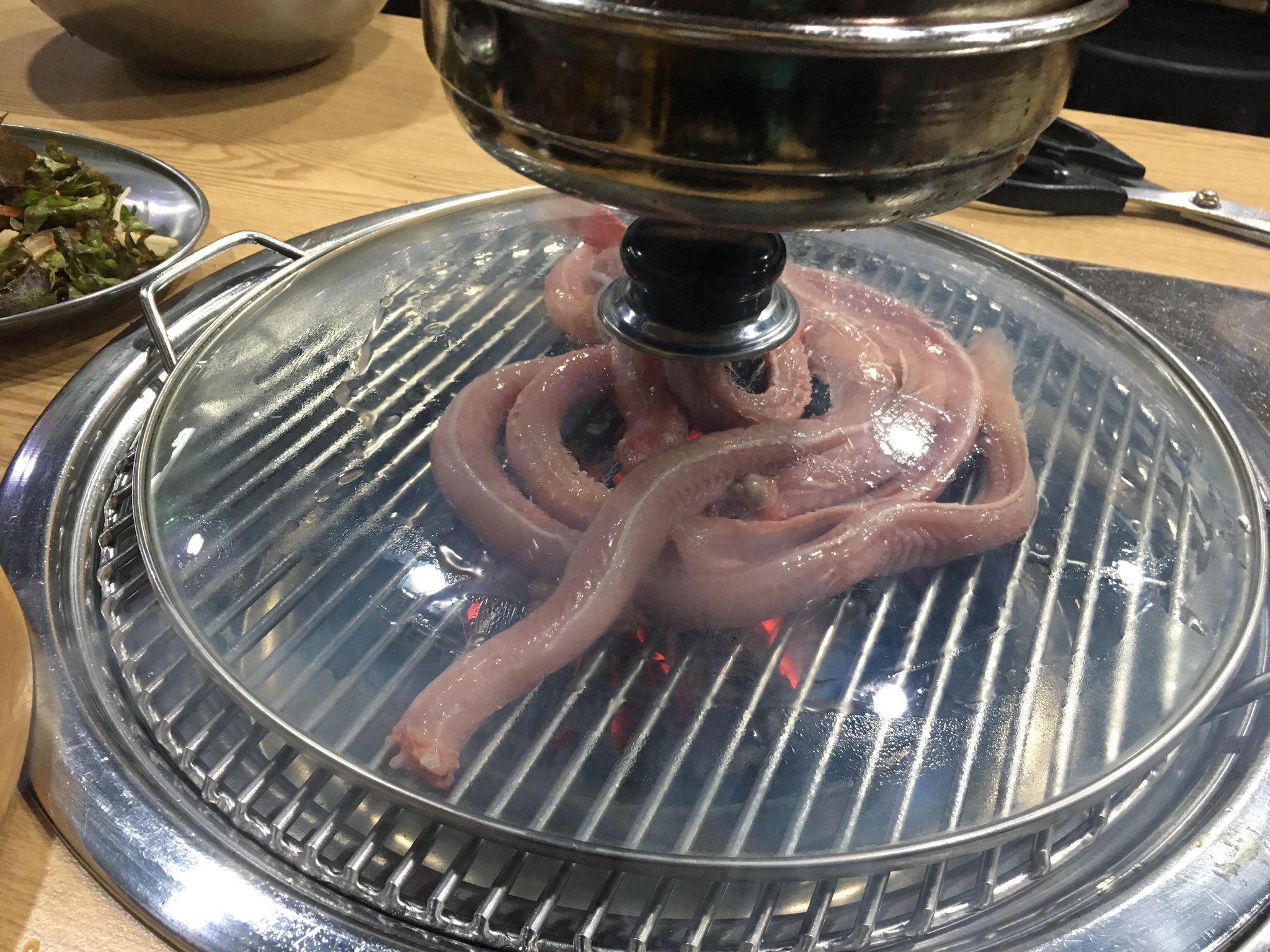 超生命体オオハラテツヤ Pa Twitter 韓国来るとほぼ必ず食べるのがヌタウナギ グロテスクな見た目と裏腹に程よい弾力と溢れる旨さが大変美味な一品 日本でも宣伝してくれと言われたので店の看板も T Co Tqwcirjcbb Twitter